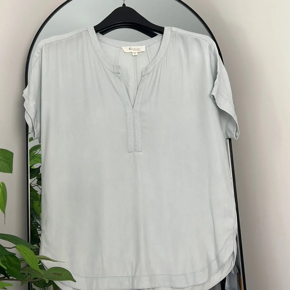 Two by Vince Camuto light blue oversized Short Sleeve V-neck Blouse Top size XS